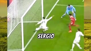 Momen yang bikin deg-degan! Menurut kamu, ini salah siapa? Defender atau kiper?