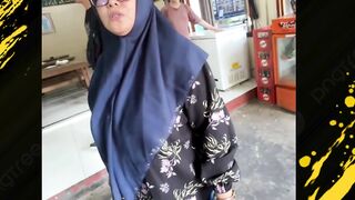 SEORANG IBU BERHIJAB MARAH DI WARUNG