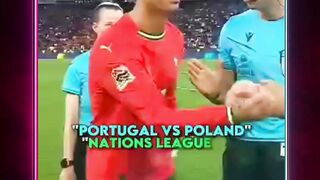 Aksi keren sang striker yang menaklukkan penjaga gawang dengan tendangan akurat dan kecepatan luar biasa!