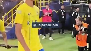Cristiano ronaldo Jr menirukan selebrasi ayahnya.