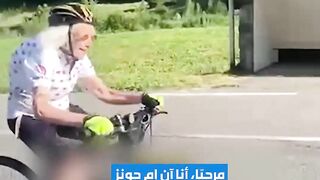 على دراجتها الهوائية. المسنة البريطانية آن إم جونز تتسلق جبال فرنسا