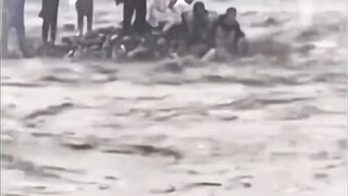 Video Detik-Detik 18 Orang Tewas Terjebak Banjir Bandang Saat Piknik di Sungai Pakistan