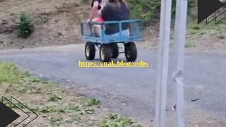 Dua orang naik gerobak, eh satu malah iseng loncat duluan