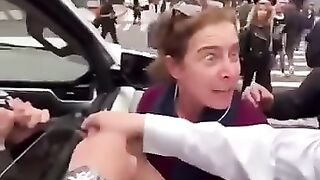Israeli woman attempts to seize Palestinian keffiyeh from Jewish supporters