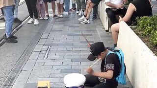 طفل_رهييييييب_يطبل_على_علبة_في_شارع_الاستقلال