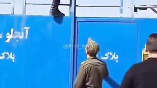 الشرطة الإيرانية مصنعا جنوب طهران واعتقلت عددا من المواطنين الأفغان.