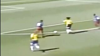RONALDINHO menari di lapangan