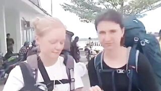 Video Dua Wanita Wisatawan Asing Diduga Ditipu Calo Tiket MataramLabuan Bajo