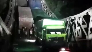 Video Detik-Detik Jembatan Muara Lawai Ambruk, 4 Truk Terjebak!