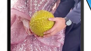 Sungguh naas orang yang dapet durian ini