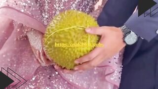 Biasanya lempar bunga, eh ini lempar durian!