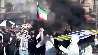 جماهير أرجنتينية تنتـ ـفض خارج الملاعب دعـ ـما لفلسطين وإيران ورفضا للعـ ـدوان
