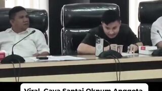 Viral, Gaya Santai Oknum Anggota DPRD Termuda Kendari Ngevape di Tengah RDP