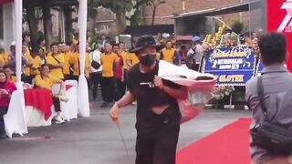 Kenali INTEL Sekitar Anda! Video Polres Garut Gelar Defile Mode Penyamaran Intel di HUT ke-79 Bhayangkara