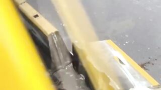 Video Bus TransJakarta Tabrak Separator, Bagian Bus Berserakan dan Sopir Syok Usai Kecelakaan!