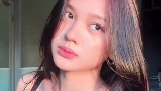 Cewek Tanktop Hitam Cantik Natural, Pesonanya Bikin Hati Adem!