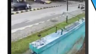 Detik-Detik Kecelkaan Melibatkan Sebuah Truck Yang Menabrk 3 Pemotor Sekaligus.