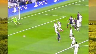 Sepakbola bukan cuma soal kecepatan atau , satu keputusan cerdas bisa mengubah segalanya. 1000IQMoment