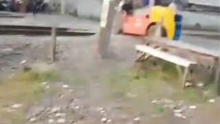 Video Detik-detik Kereta Api Tabrak Forklift di Perlintasan Buntaran, Terhempas hingga Hantam Warung