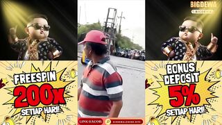 Berhenti di Tengah Rel, Forklift Tertabrak Kereta Api di Surabaya.