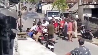 ak Terima Diklakson, Tamu Asal India Tendang Mobil Berujung Diamuk Massa