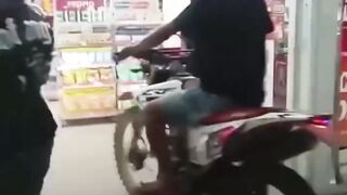Preman Ini Nekat Masukkan Motor ke Dalam Minimarket, Aksinya Tuai Kecaman Warganet