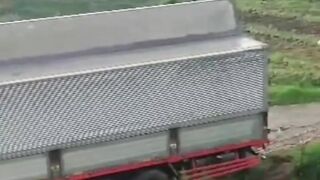 Truk Tronton Wingbox Terperosok dan Melintang di Jalan Gerlang-Dieng, Akses ke Dieng Lumpuh Total