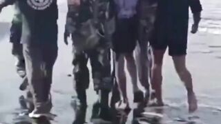 Nelayan Temukan Korban KMP Tunu Pratama Jaya Tenggelam Dini Hari Tadi