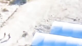 لحظة استهداف طائرة اسرائيلية مسيرة لمواطنين كانا يمشيان في مدينة خانيونس.