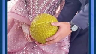pengantin nya agak lain ya )
