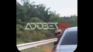 Udah Emosi, Dapet Bonus Klakson Truk
