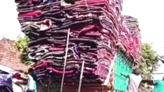 Maksa Banget! Video Truk Bawa Karpet di Cirebon Sampai Kelebihan Muatan