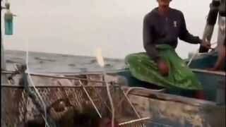 Video Pasien Pulau Mandangin Terpaksa Sewa Perahu untuk Berobat akibat Ambulance Boat Tak Beroperasi