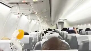 Breaking News Sebuah pesawat Boeing 737 milik Japan Airlines mengalami penurunan mendadak