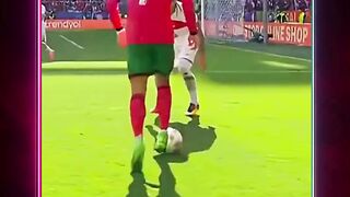 Aksi pemain berhasil menyelamatkan bola tepat di garis gawang