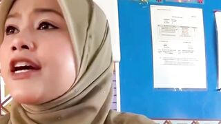 [VIDEO] Guru Di Malaysia Kesal Murid Guna Bahasa Indonesia dalam Karangan!