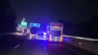 [VIDEO] Oknum Polisi Ini Diberhentikan dan Dimarahi Sopir Bis, Diduga Nyaris Mencelakakan Pengendara Lain