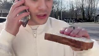 LES JEUNES QUI FONT UN SANDWICHhumour