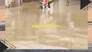 Banjir bukan halangan buat si mbak ini jalan cepat