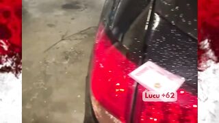 Siap bagi-bagi uang di parkiran