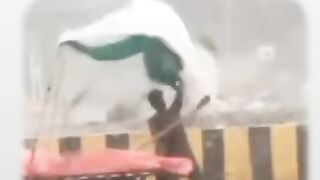 Garibi Ladti Rahi Hawaon se