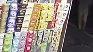 [VIDEO] Detik-Detik Bocah Tanjung Priok Mencuri HP Penjual Pop Ice, Ketahuan!