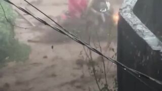 [VIDEO] Detik-Detik Sepeda Motor Hanyut Terbawa Banjir Bandang Di Bogor!