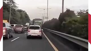 DETIK-DETIK SEORANG ANAK KECIL JATUH DARI BUS DI TOL JORR