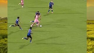 Messi solo dribble  cheat code aktif! Masih jadi mimpi buruk bek lawan