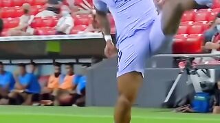 pemain mengontrol bola  DIA