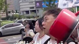 متظاهرون في كوريا الجنوبية يقرعون الأواني الفارغة
