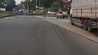 [VIDEO] Terekam Dashcam, Detik-detik Mobil Taxi Nekat Lawan Arah