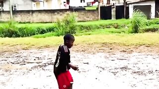 Défi de compétences pour enfants footballeurs .mp4
