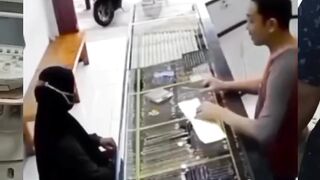 [VIDEO] VIRAL CCTV! Wanita Ini Kabur Usai Tukar Emas Palsu dengan Emas Asli Saat Pemiliknya Sadar